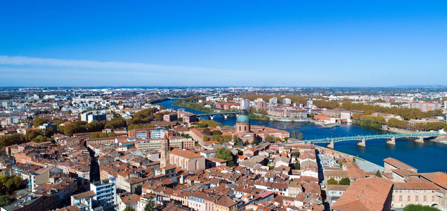 France : Bruno Retailleau convoque 21 préfets pour renforcer les expulsions d'immigrés - Les départements concernés Vue panoramique de Nantes avec la Loire et le centre-ville.