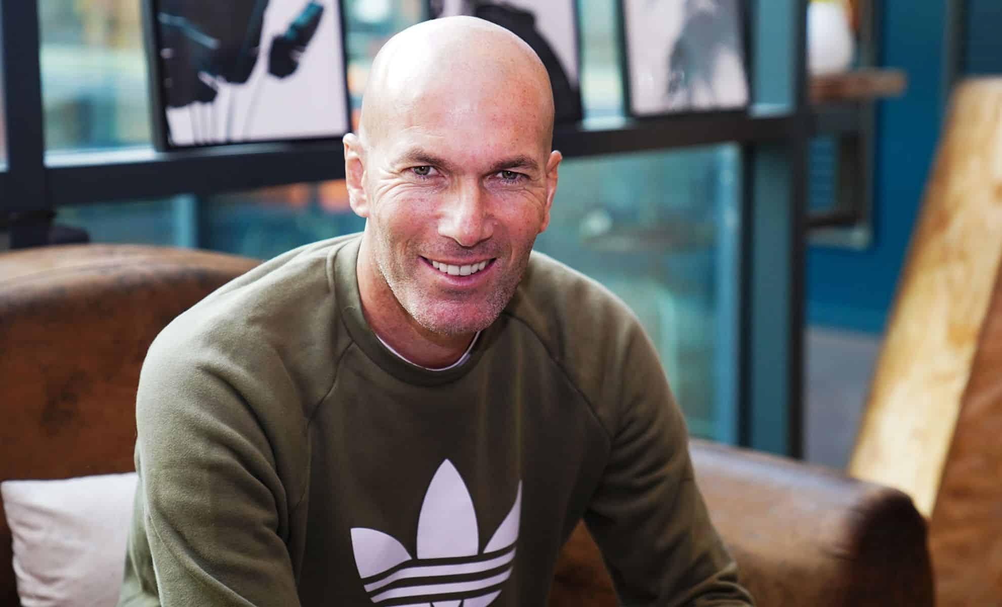 Cherki et Akliouche : Zidane, l'obstacle aux rêves algériens ? Zinédine Zidane souriant dans une boulangerie à Marseille.