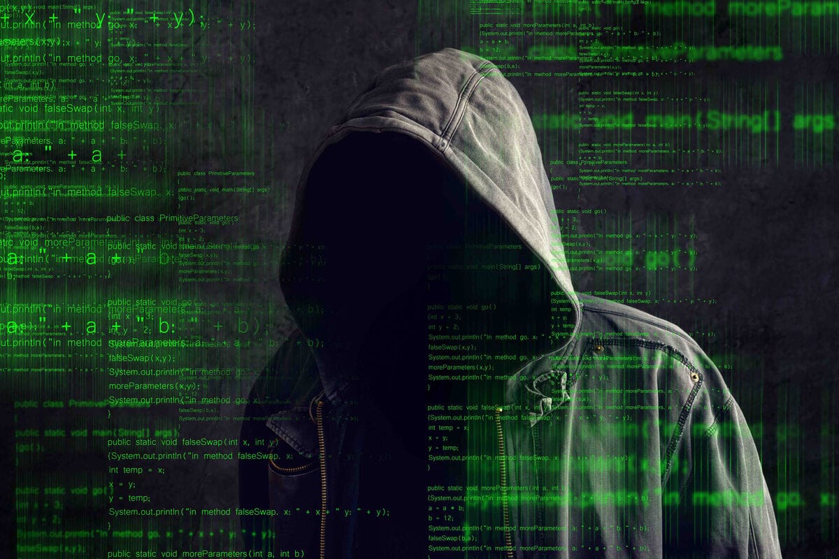Homme masqué en hoodie avec code informatique vert en arrière-plan.