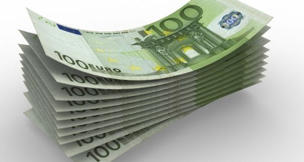 Foule de billets de 100 euros empilés, illustration de la valeur monétaire.