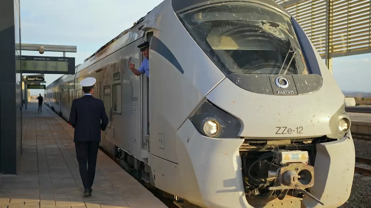 Train à grande vitesse en Algérie, prêt pour le départ.
