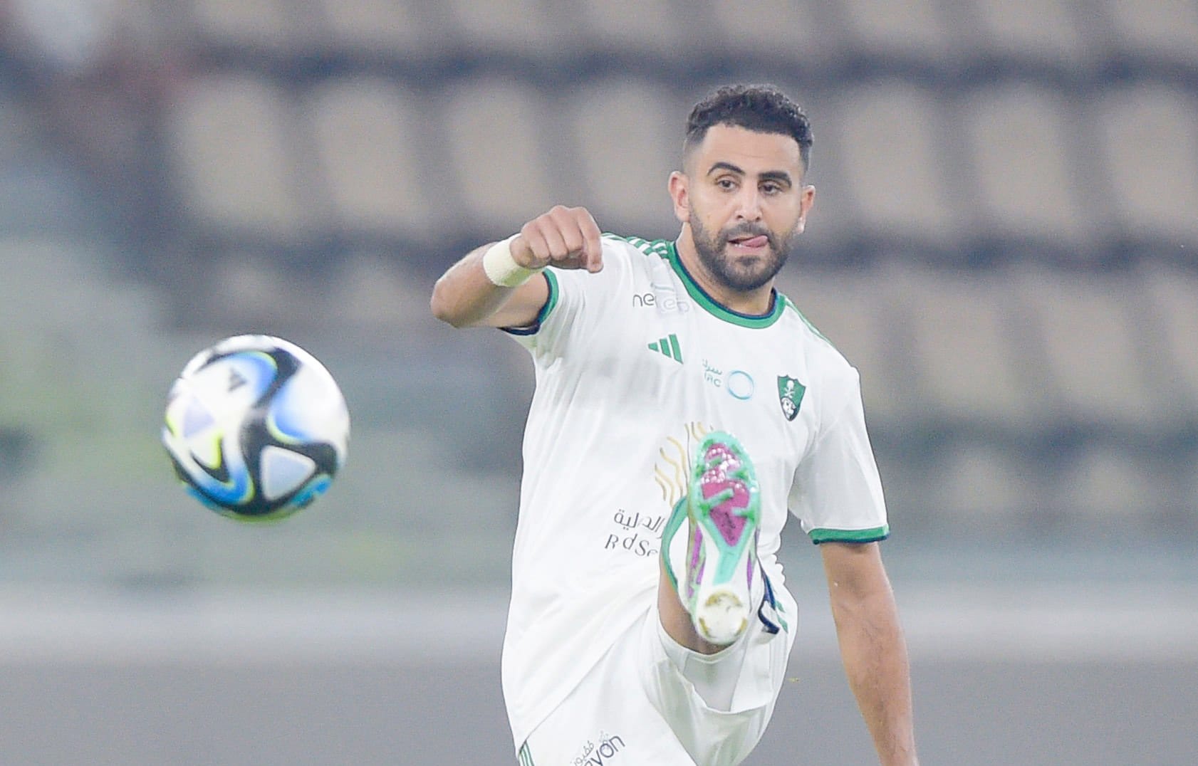 Riyad Mahrez mène Al-Ahli Saudi à la victoire avec un doublé impressionnant
