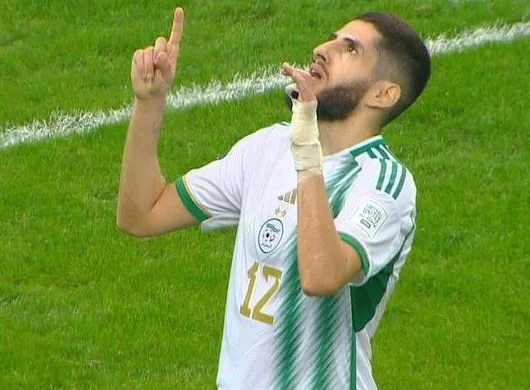 Yassine Benzia célèbre après avoir marqué un but lors du Prix Puskas 2024.
