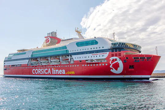 Ferry Corsica Línea rouge et blanc en mer, vue panoramique.
