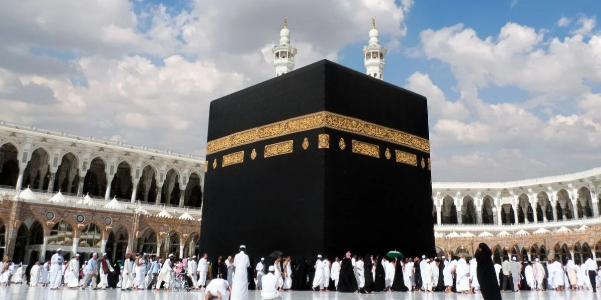 La Kaaba, lieu sacré de l'islam à La Mecque, entourée de pèlerins.