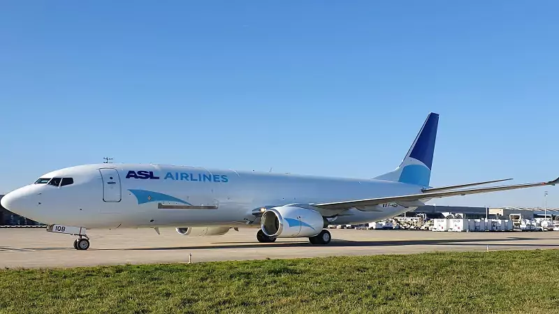 Avion d'ASL Airlines prêt à décoller ou atterrir.
