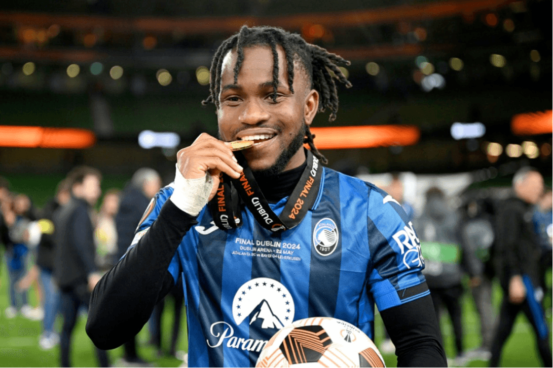 Victor Osimhen avec son trophée du Ballon d'Or Africain 2024.