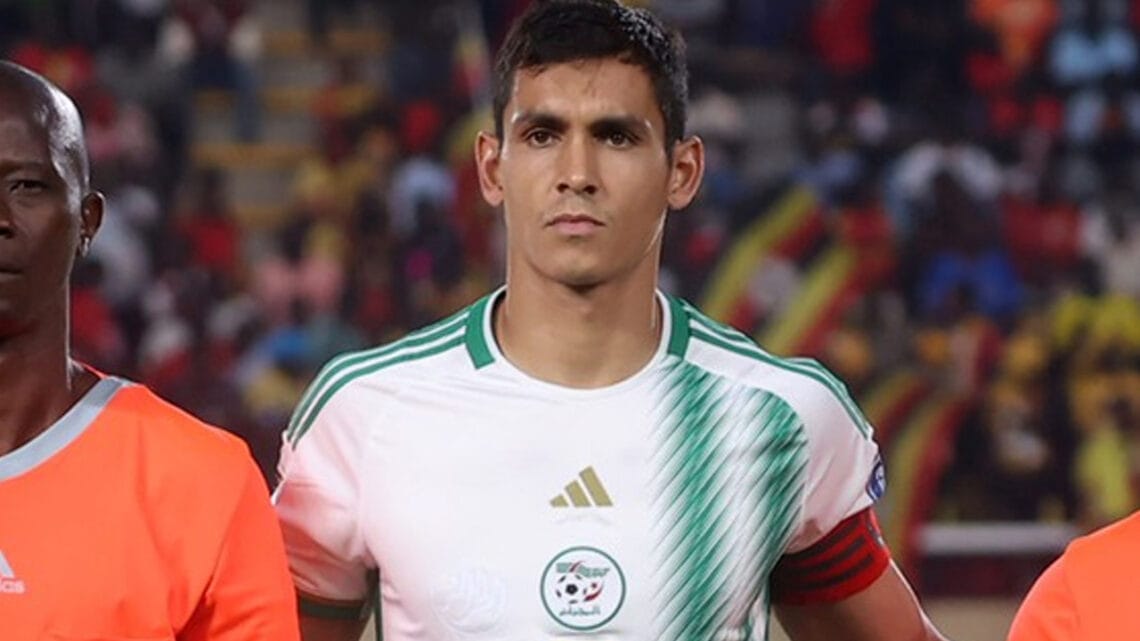 Adam Ounas portant le maillot de l'Algérie sur le terrain.