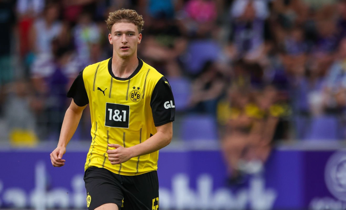 Elias Benkara joueur de football Borussia Dortmund en match.
