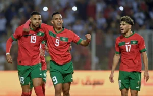 Les joueurs marocains célèbrent un but lors d'un match de football.