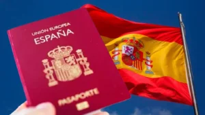 Voyage vers l'Espagne : Ce que vous devez absolument savoir... Passeport espagnol avec drapeau national d'Espagne en arrière-plan.