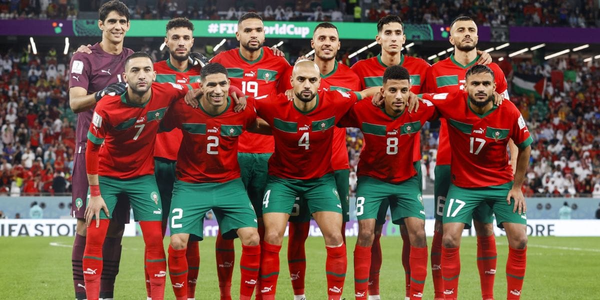 Les Lions de l'Atlas du Maroc en formation avant un match important.