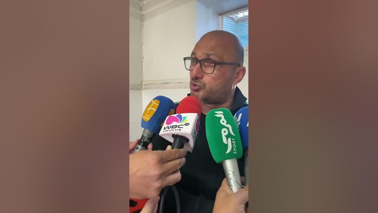 Fawzi Moussouni parle aux médias lors d'une conférence.