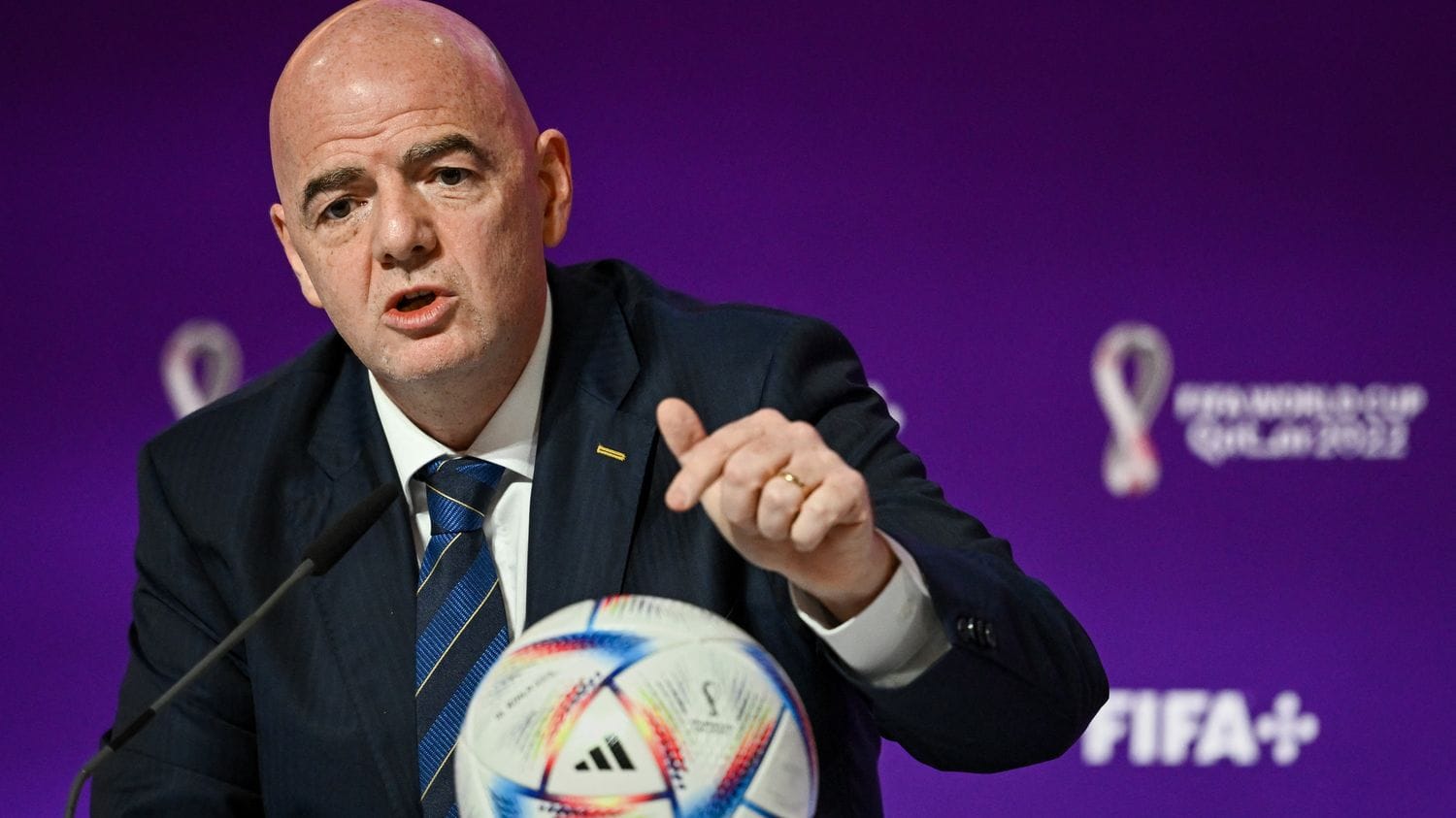 Gianni Infantino en conférence en Algérie Gianni Infantino lors d'une conférence en Algérie en 2025.