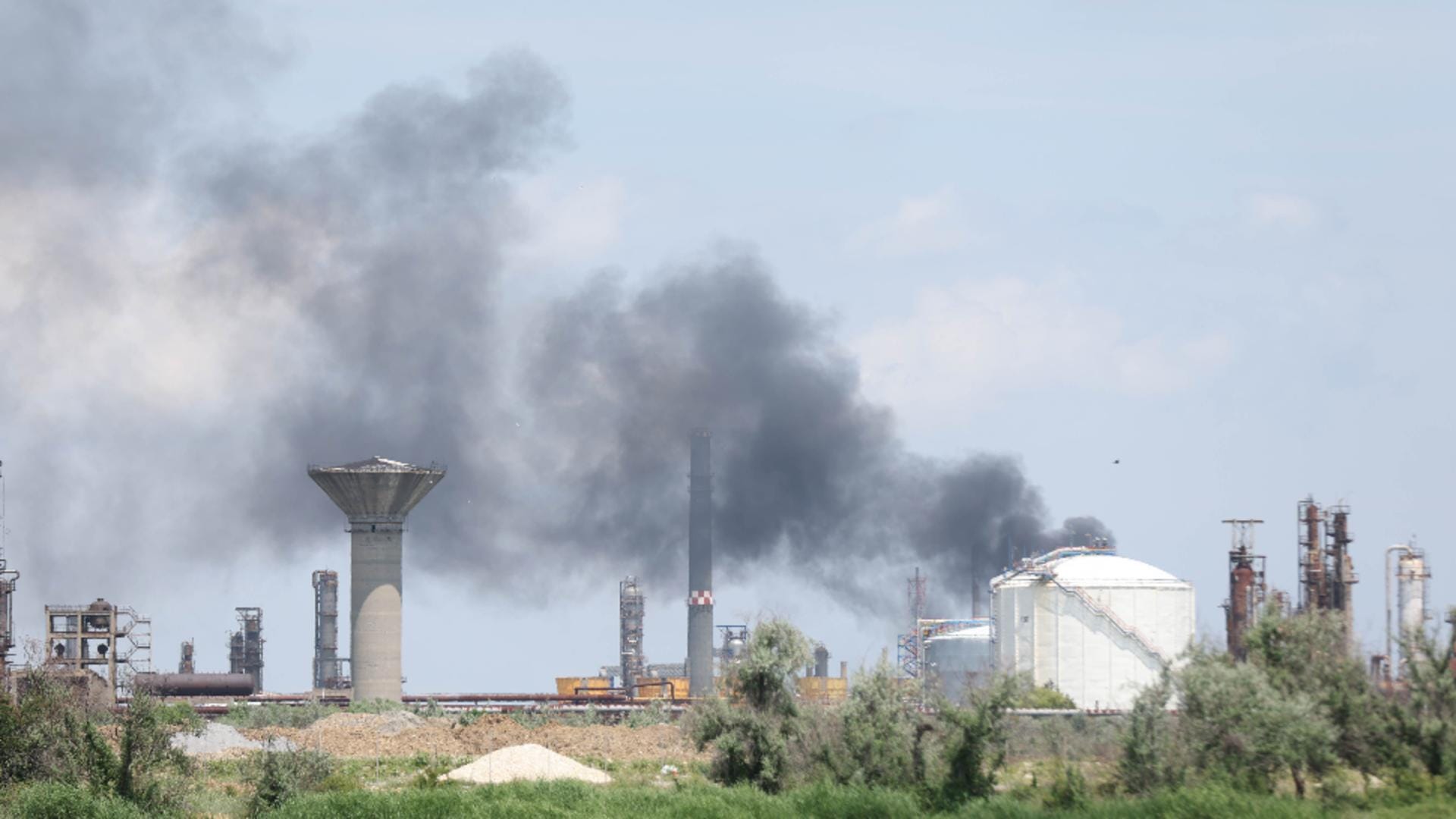 Incendie dans une installation gazière Fumée noire s'échappant d'une installation gazière de Sonatrach.