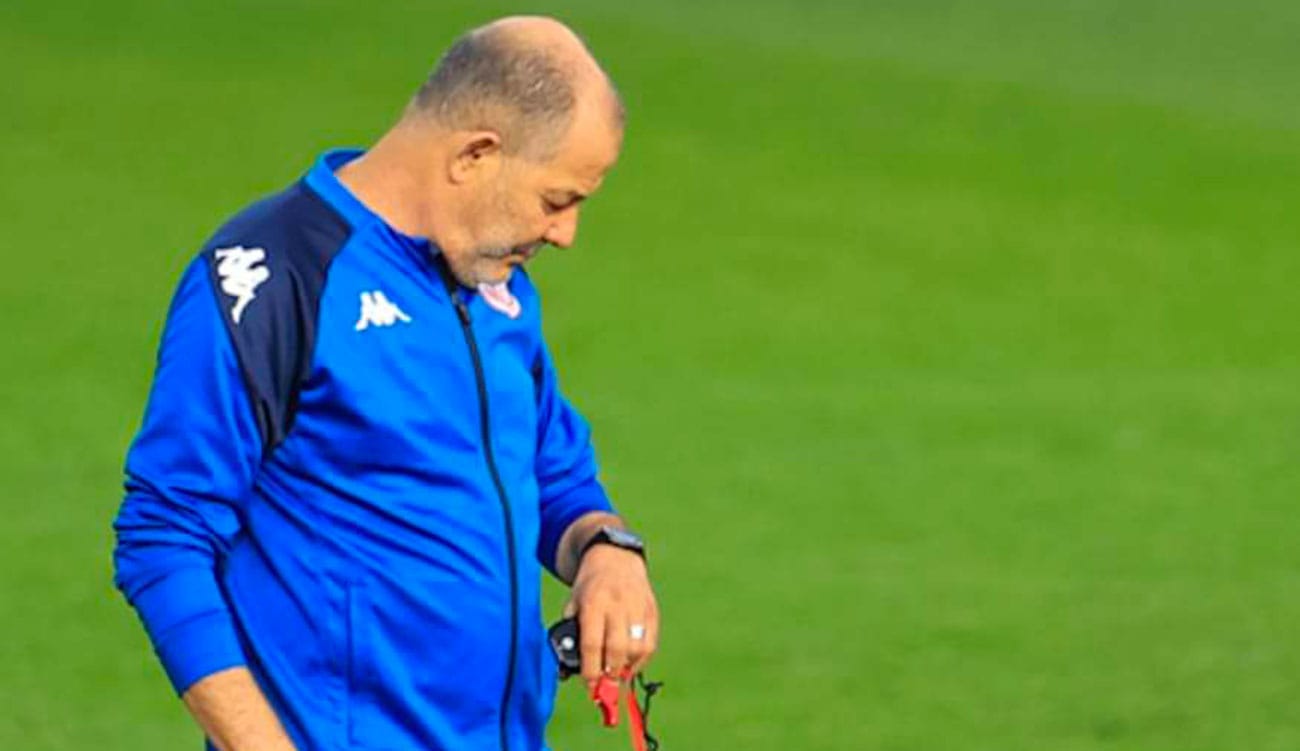 Kais Yaâkoubi, entraîneur tunisien, sur le terrain de football.
