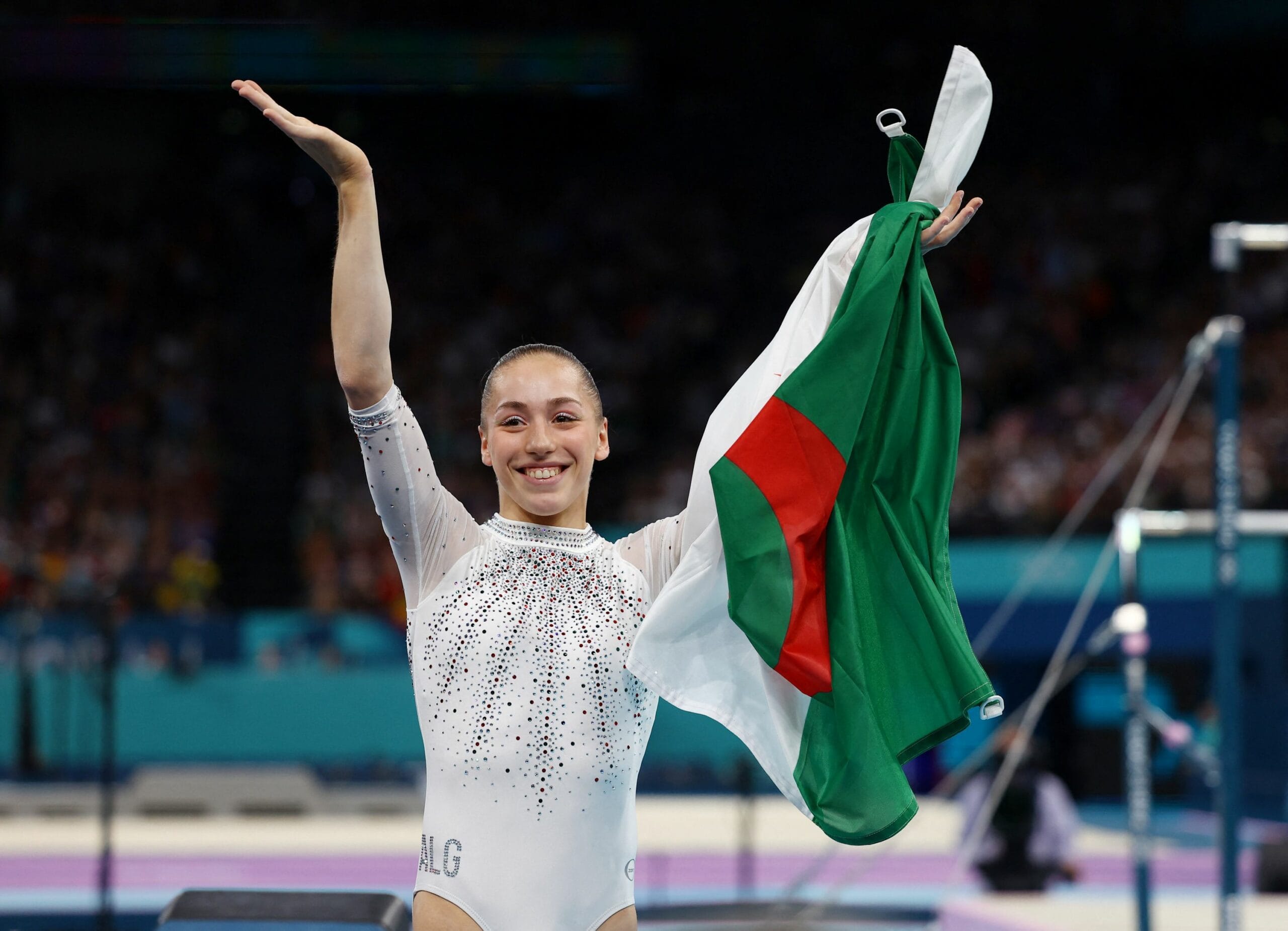 Kaylia Nemour célèbre avec le drapeau algérien à la compétition.
