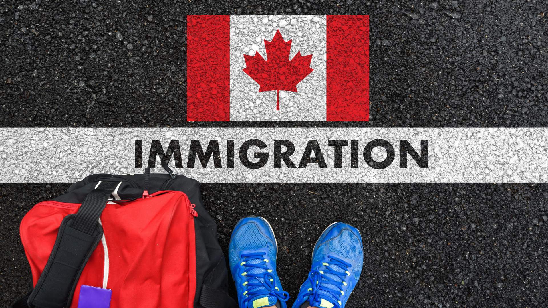 Programme d'Entrée express au Canada : ce qu'il faut savoir Chaussures et sac à dos sur une route avec drapeau canadien et mot 'Immigration'.