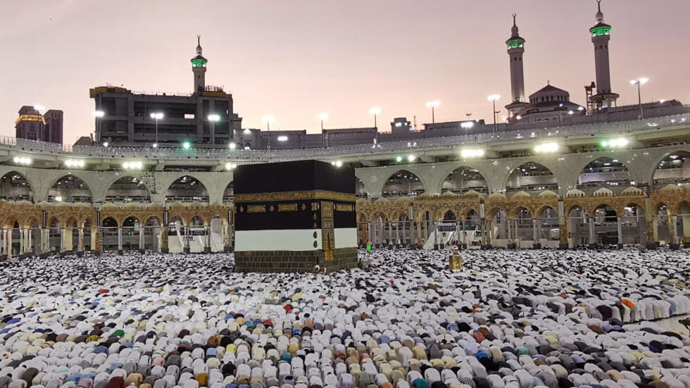 Pèlerins en prière autour de la Kaaba à La Mecque lors du Hajj 2025.