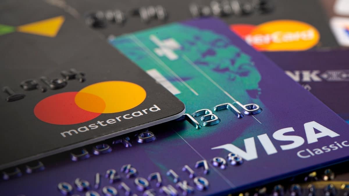 Cartes de paiement Visa et Mastercard empilées, concept de paiement international.