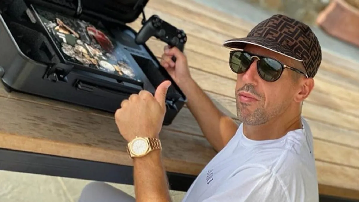 Franck Ribéry portant des lunettes de soleil et un chapeau à Oran.