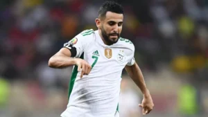 Il est en feu! Riyad Mahrez, un retour éclatant qui séduit les supporters. Le phénix annonce de nouvelles couleurs... Riyad Mahrez, un retour éclatant qui séduit les supporters