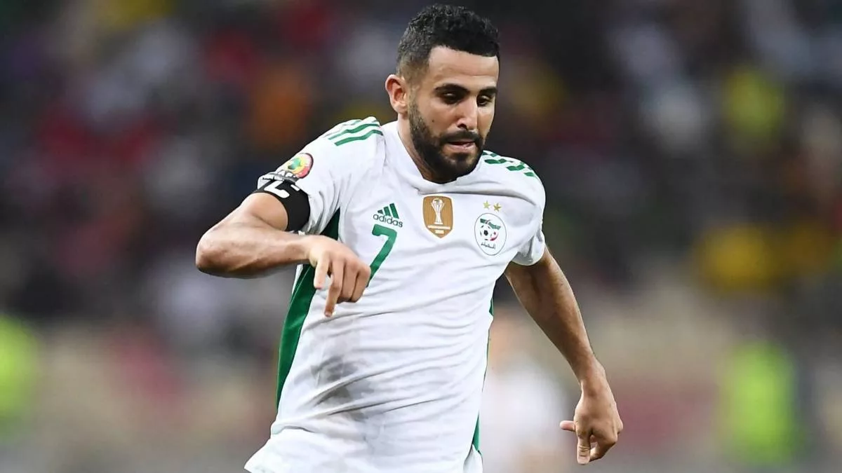 Riyad Mahrez, l'ailier algérien, en pleine action sur le terrain.