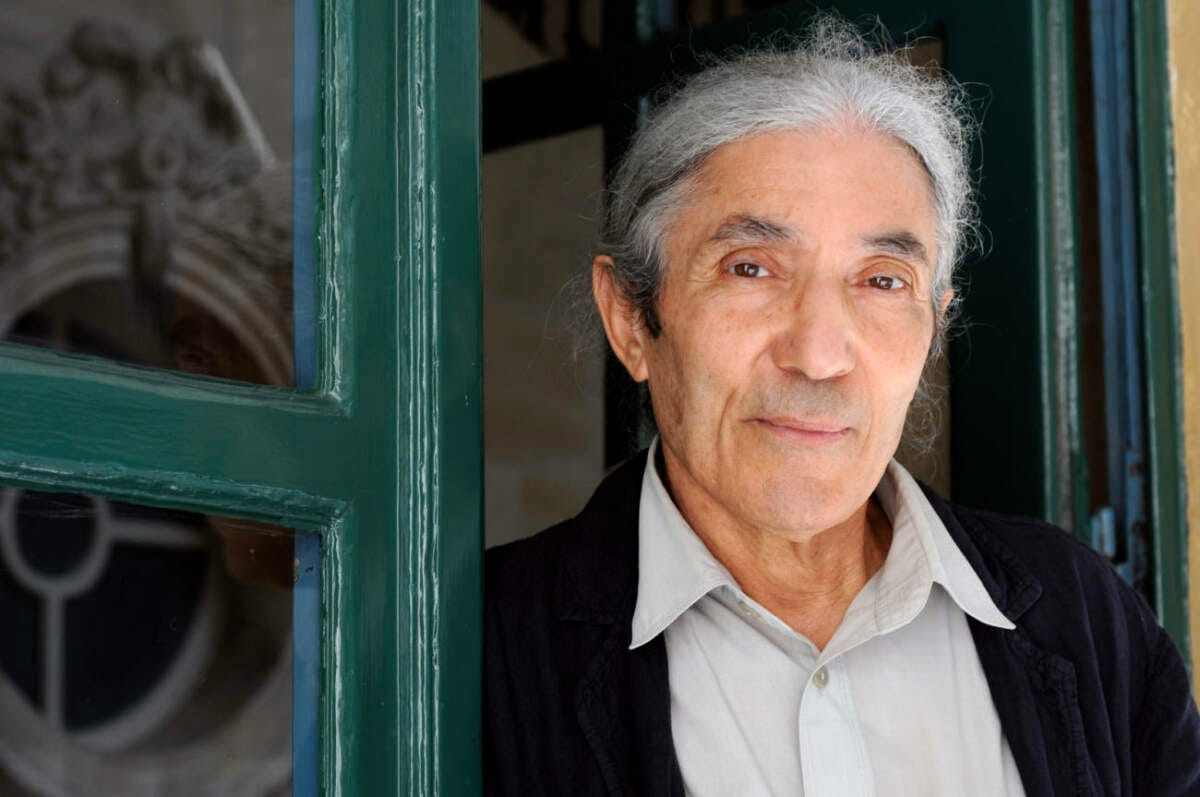 Portrait de Boualem Sansal, écrivain algérien, dans une porte verte.