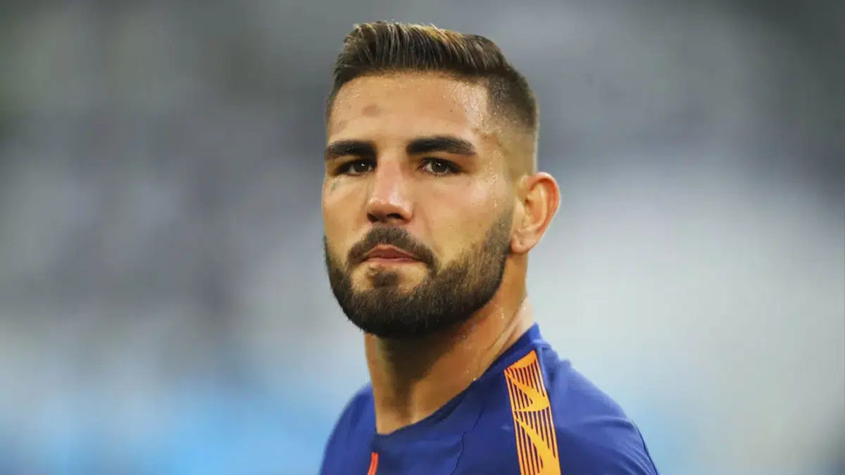 Andy Delort en maillot de football lors d'un match de Ligue 1 algérienne.