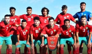 Tournoi UNAF U20/Algérie-Maroc : Heure et chaine de diffusion Groupe de jeunes joueurs marocains lors d'un match de football.