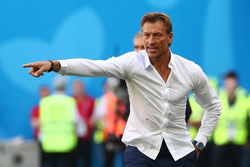 Hervé Renard, sélectionneur, donnant des instructions sur le terrain.