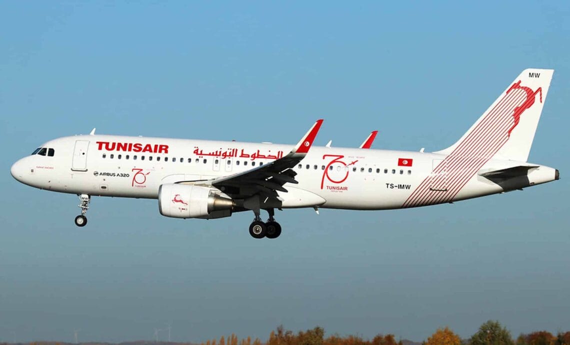 Avion de Tunisair en vol, prêt à atterrir ou décoller.