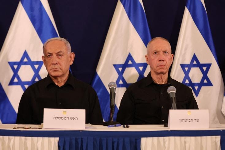 CPI : Netanyahu visé par des mandats d’arrêt, l'Algérie salue la décision Deux hommes politiques israéliens lors d'une conférence avec drapeaux israéliens en arrière-plan.