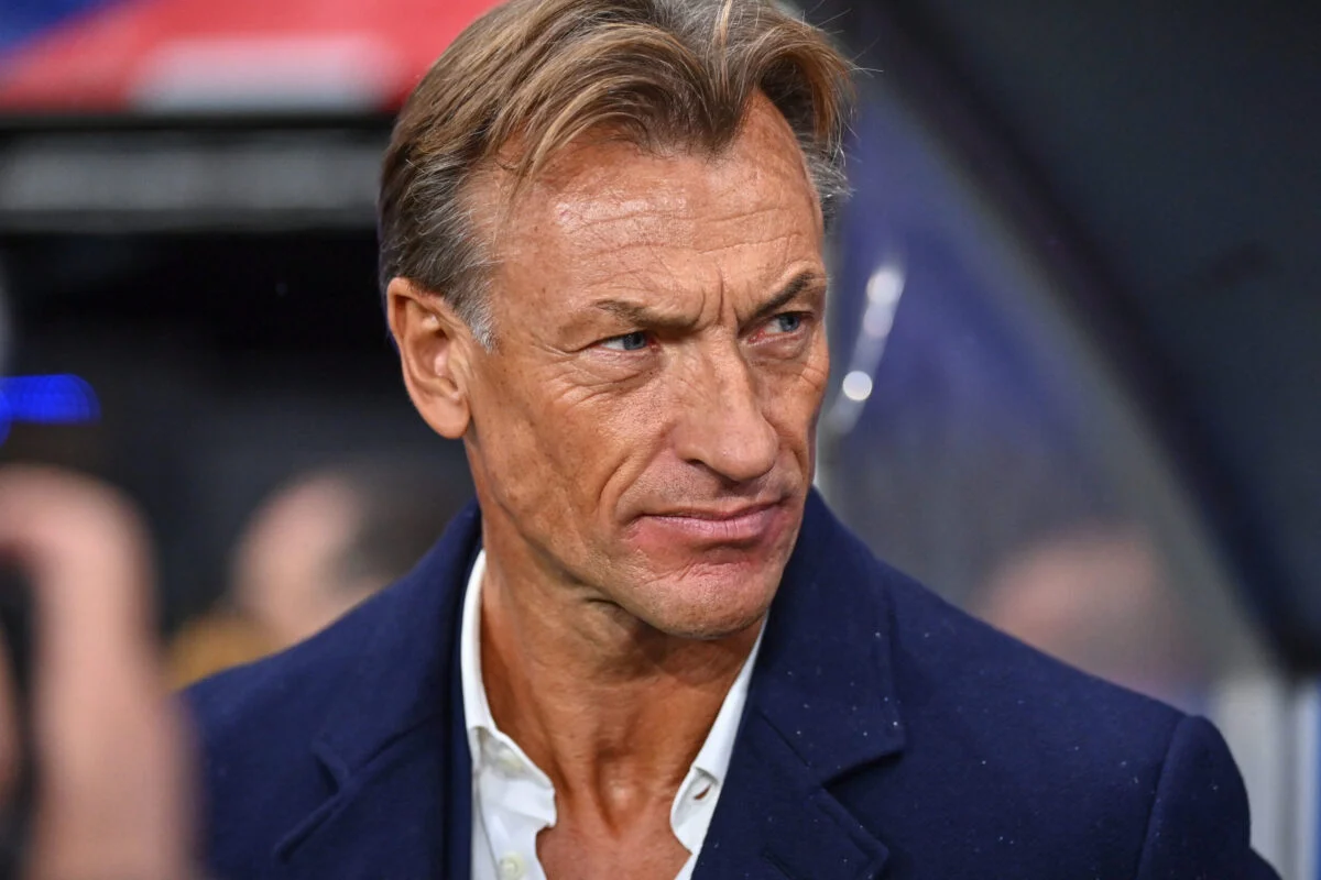 Hervé Renard, sélectionneur, lors d'une conférence de presse intense.