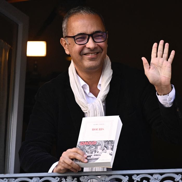 Kamel Daoud souriant avec son livre lors de la cérémonie du Prix Goncourt 2024.