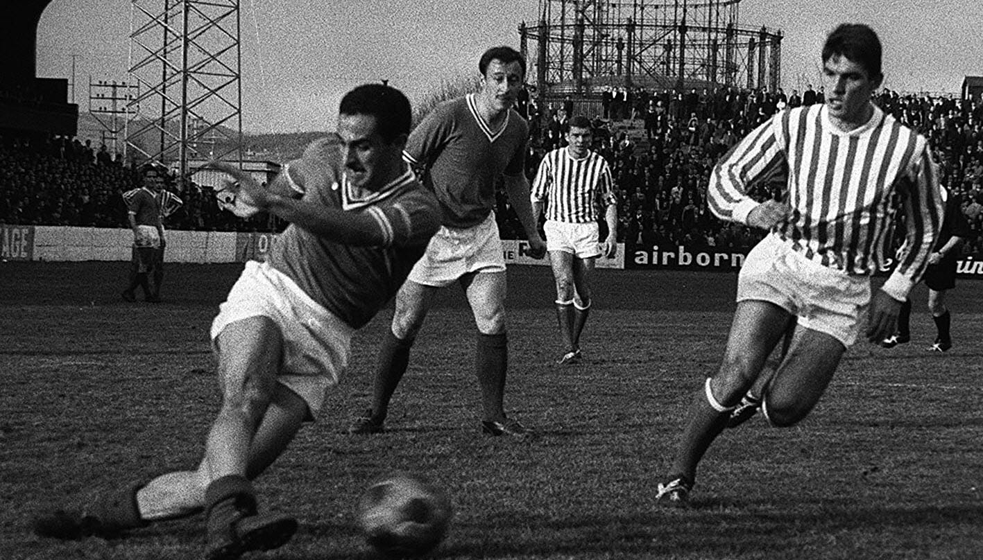 Footballeur algérien Rachid Makhloufi en pleine action lors d'un match.