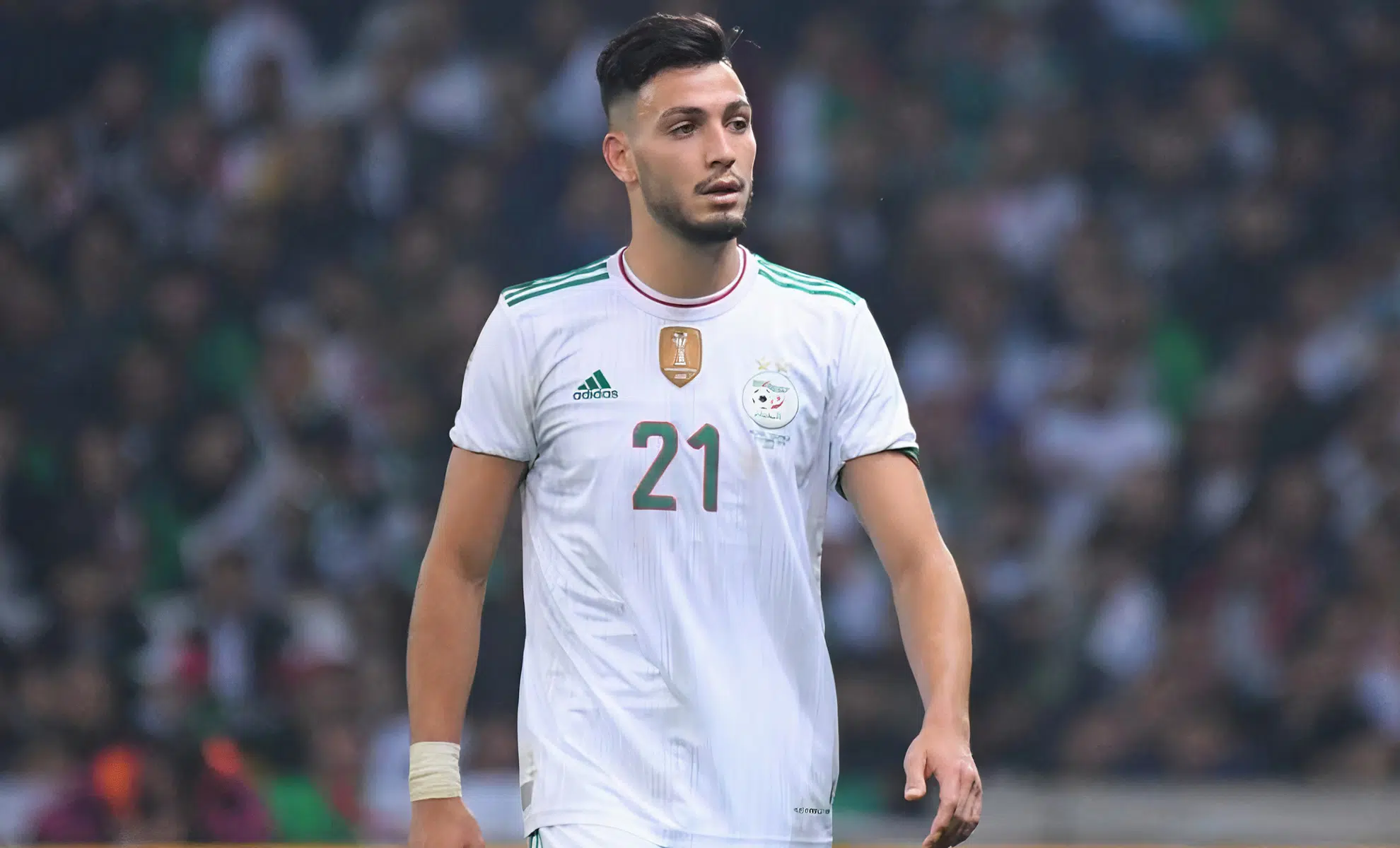 Ramy Bensebaïni, joueur algérien, sur le terrain de football.