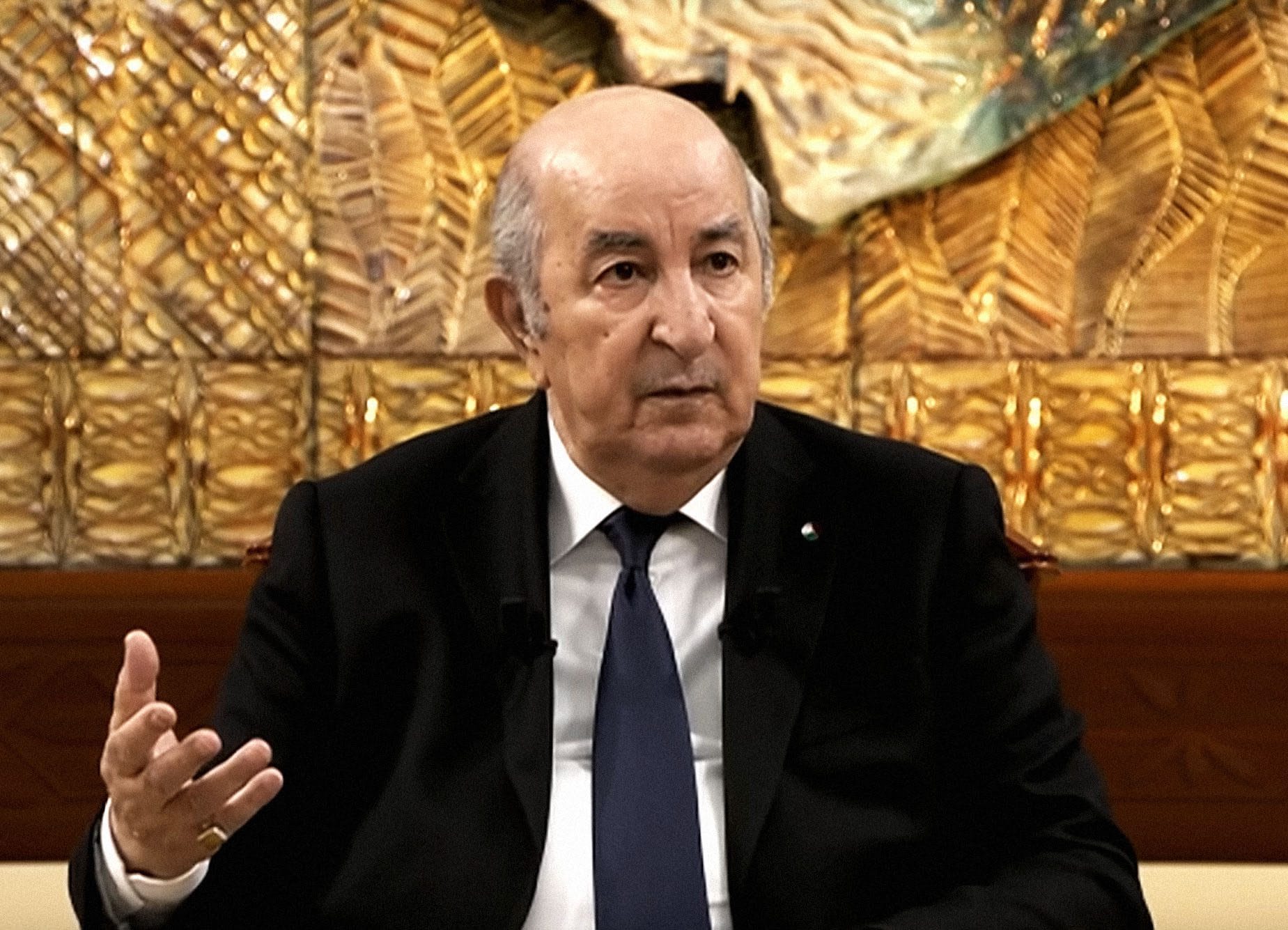 Abdelmadjid Tebboune lors d'une interview, parlant avec expression.