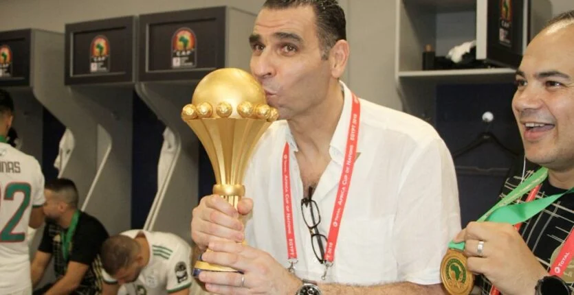 Kheireddine Zetchi tenant la coupe de la victoire.