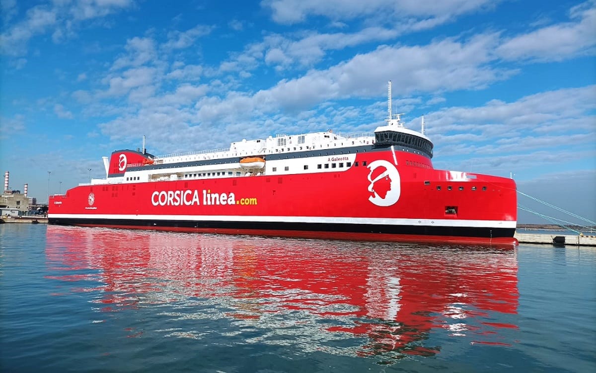 Corsica Linea Annule des Traversées entre Marseille et Alger Ferry Corsica Linea rouge en mer avec ciel bleu et nuages.