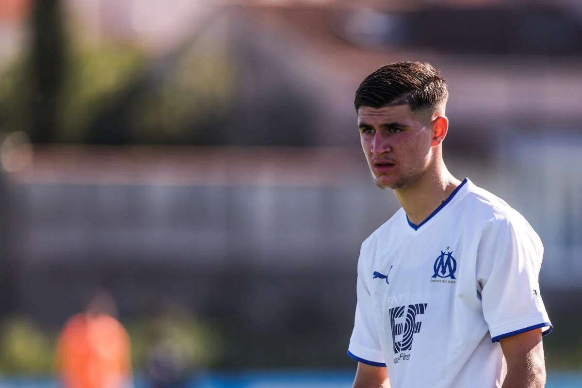 Rayan Hassad en maillot de l'OM lors d'un match de football.