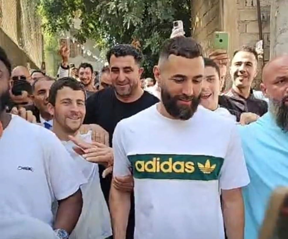 Karim Benzema : Un Geste Altruiste pour son Village en Kabylie Karim Benzema offre une ambulance à son village natal en Kabylie