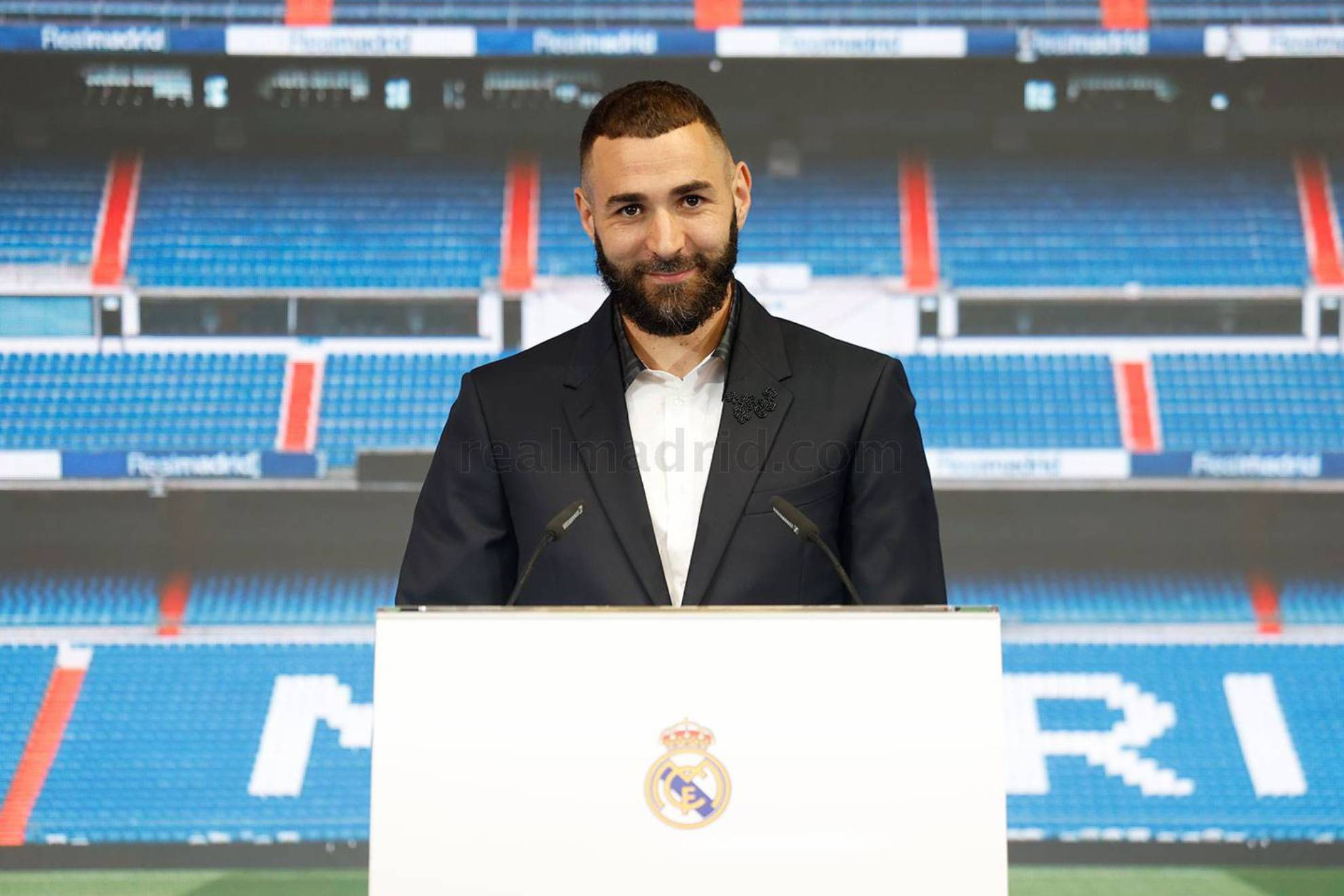 Tensions France-Algérie : la réponse cinglante de Karim Benzema Karim Benzema répond aux tensions France-Algérie : "Tu l'ouvres un peu trop"