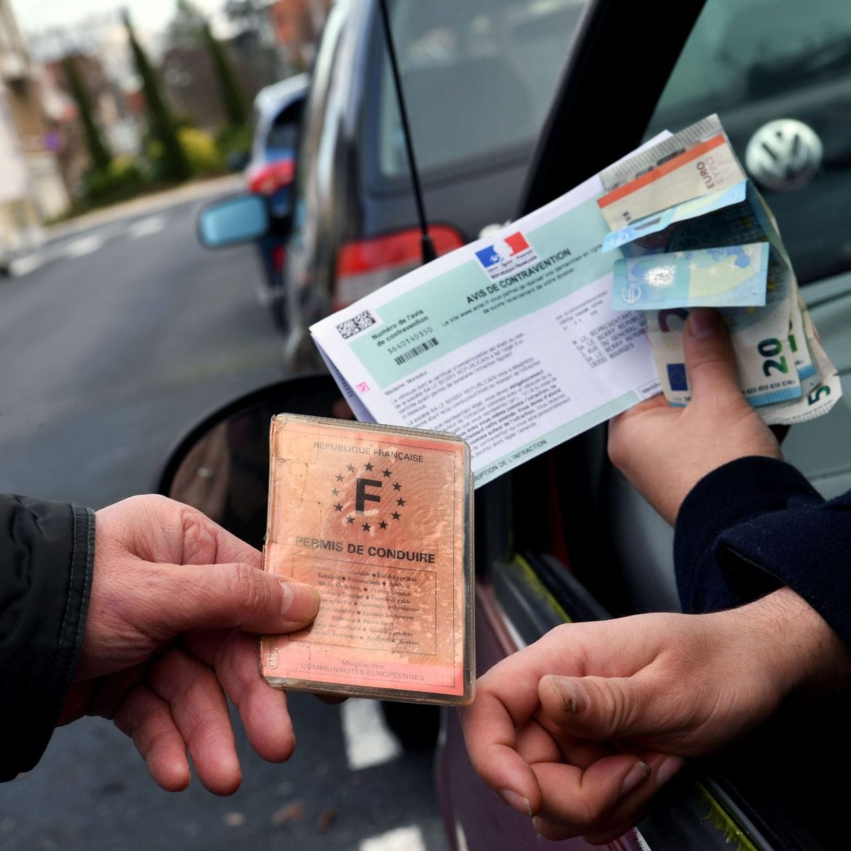 Titre de séjour en France : 500 euros ! Un réseau de fraude démantelé
