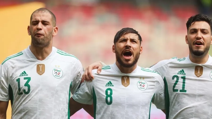 Surprise chez les fennecs : Le nouveau patron n'est pas Riyad Mahrez ! Youcef Belaïli fait un retour explosif en sélection : retrouvailles et éclats de rire chez les Fennecs !