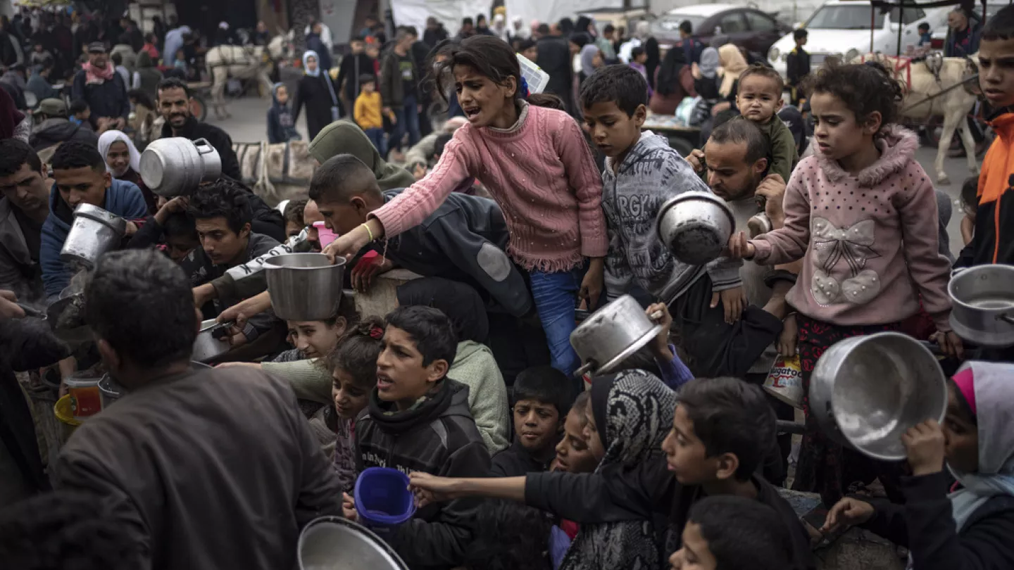 Famine à Gaza : des civils s’écroulent dans les rues sous les yeux du monde entier Famine à Gaza : des civils s’écroulent dans les rues sous les yeux du monde entier