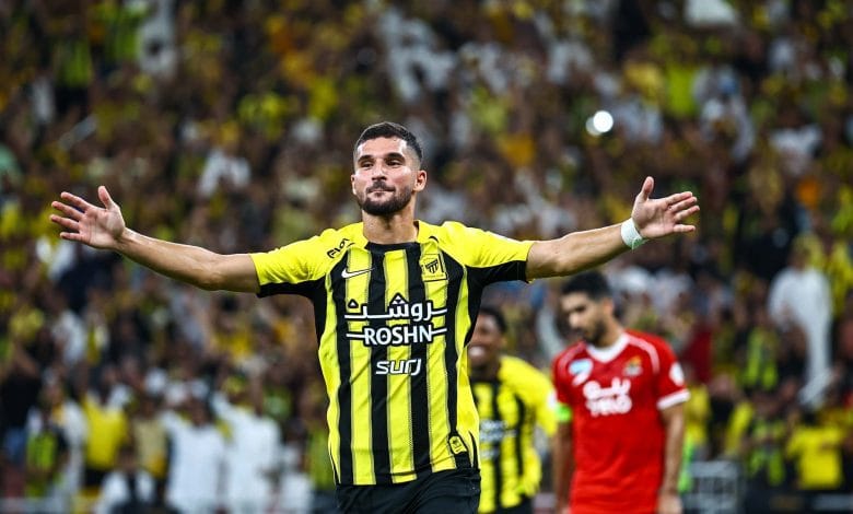 Houssem Aouar en maillot de football, prêt pour sa nouvelle aventure.