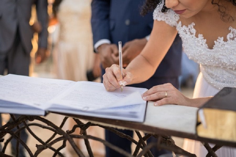 Nouvelles règles choc pour le mariage des sans-papiers en France Nouvelles règles choc pour le mariage des sans-papiers en France