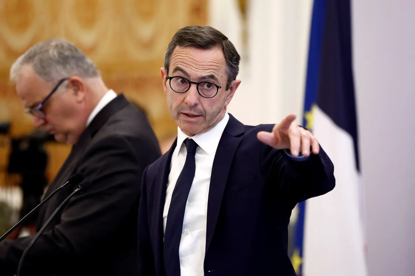 Retraiteau en discussion lors d'une réunion politique.
