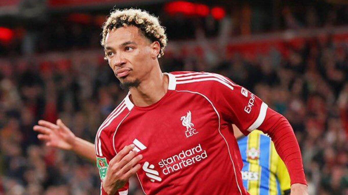 Footballeur Mohamed Ekitike portant le maillot de Liverpool.